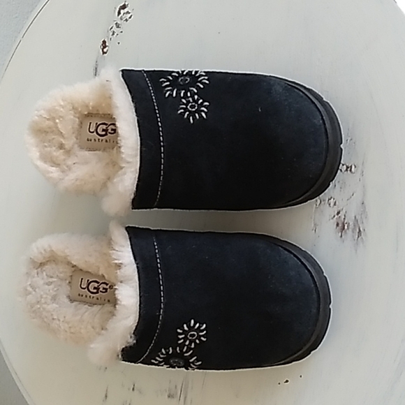 UGG Other - UGG Black  Sheepskin Lined Clogs Girls Youth 5237